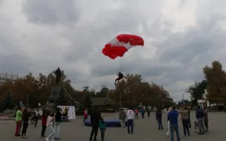 Лучшие парашютисты России приземлились в центре Севастополя