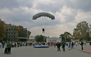 Лучшие парашютисты России приземлились в центре Севастополя