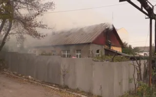 В Симферополе горел одноэтажный дом (фото, видео)