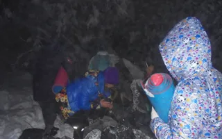 Крымские спасатели эвакуировали в горах замерзающих туристов