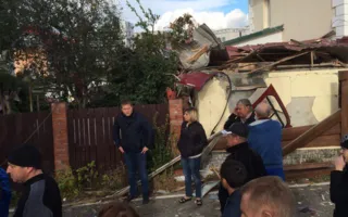 Вертолёт упал на жилой дом в Сочи — погиб человек (фото)