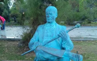 Памятник актёру Пуговкину в Ялте приобрёл необычный цвет (фото)