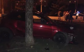 В Севастополе авто перевернулось и врезалось в дерево