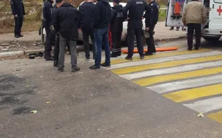 «Легковушка» протаранила столб и снесла дорожный знак 
