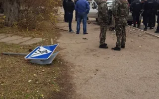 «Легковушка» протаранила столб и снесла дорожный знак 