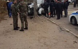 «Легковушка» протаранила столб и снесла дорожный знак 