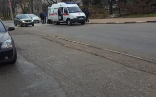 «Легковушка» протаранила столб и снесла дорожный знак 