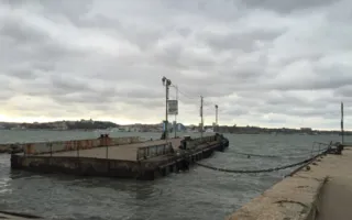 Непогода в Севастополе: оторванный причал и очередь на Северной(фото)