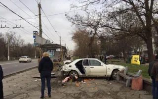 Авто врезалось в остановку в Симферополе, погиб пешеход