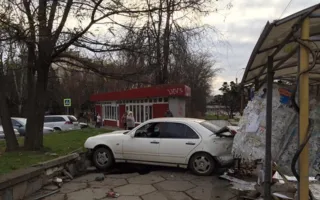 Авто врезалось в остановку в Симферополе, погиб пешеход