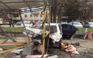 Авто врезалось в остановку в Симферополе, погиб пешеход