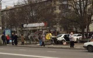 Авто врезалось в остановку в Симферополе, погиб пешеход
