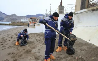 Пляжи Судака вычистили от песка, загрязнённого мазутом (фото)