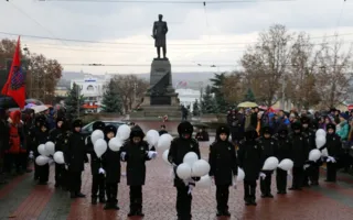 В День Неизвестного солдата в небо взлетели белые журавлики — фото