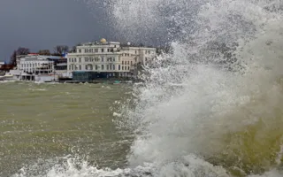 Сильный шторм в Севастополе «разбивает гранит» и «ломает деревья» — фото, видео
