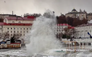 Сильный шторм в Севастополе «разбивает гранит» и «ломает деревья» — фото, видео