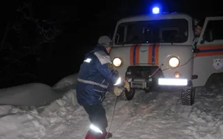 Застрявший в снегу внедорожник спасатели вызволили на Ай-Петри 
