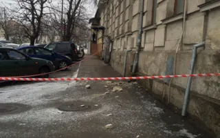 Куски здания обрушились на автомобиль в Симферополе (фото)
