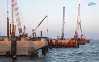 Юбилейную двухсотую опору установили строители моста в Крыму