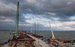 Юбилейную двухсотую опору установили строители моста в Крыму