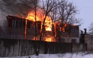 В Симферополе ликвидировали пожар в офисном здании (фото)