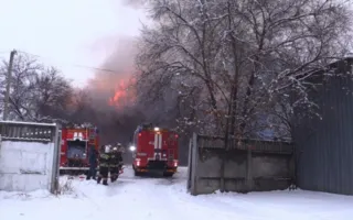 В Симферополе ликвидировали пожар в офисном здании (фото)