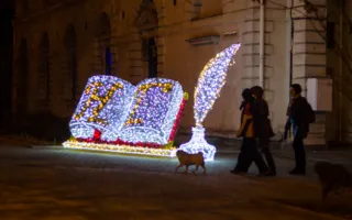 Новогодний Севастополь сверкает праздничной иллюминацией (фото)