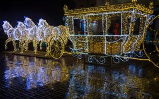 Новогодний Севастополь сверкает праздничной иллюминацией (фото)