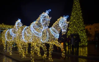Новогодний Севастополь сверкает праздничной иллюминацией (фото)