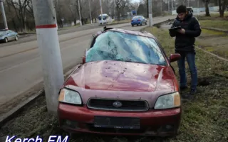 ДТП в Керчи: иномарка въехала в столб
