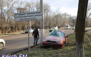 ДТП в Керчи: иномарка въехала в столб