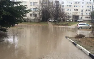 Чудо-лужа на ПОРе стала озером и «нокаутирует» автомобили — фото