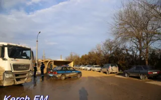 ​В Крыму перевернулся прицеп грузовика с песком (фото)