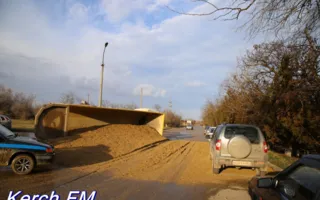 ​В Крыму перевернулся прицеп грузовика с песком (фото)
