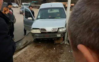 В Севастополе пьяного «дедулю» от страшного ДТП спас столб — фото