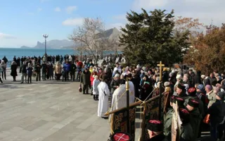 Крещение в Крыму: сотни людей окунулись в купели, водоемы и море (фото)