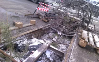 «Майдан в Симферополе»: дорожники креативно «украсили» яму — фото