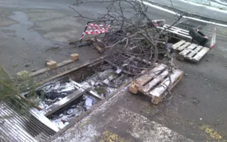 «Майдан в Симферополе»: дорожники креативно «украсили» яму — фото