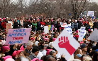 Сотни тысяч человек приняли участие в акции протеста против Трампа (фото)