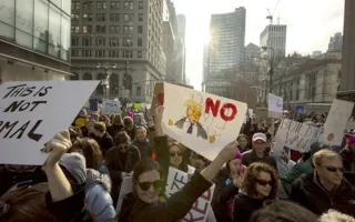 Сотни тысяч человек приняли участие в акции протеста против Трампа (фото)