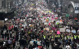 Сотни тысяч человек приняли участие в акции протеста против Трампа (фото)