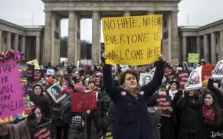 Сотни тысяч человек приняли участие в акции протеста против Трампа (фото)