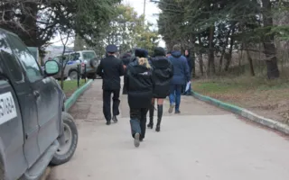 Ресторан «Остров» в Севастополе захватили «люди в масках» — фото