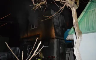 На пожаре в севастопольском частном доме спасли двух человек (фото)