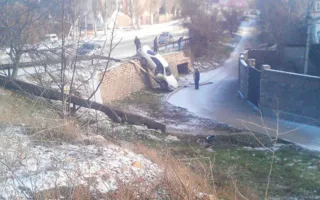 В Севастополе с подпорной стены «спрыгнула» машина — фото