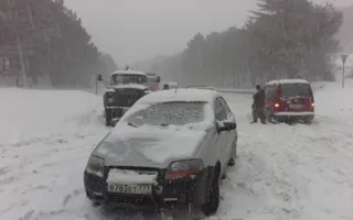 Большая Ялта утонула в сугробах — трасса стоит (фото)