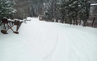 Большая Ялта утонула в сугробах — трасса стоит (фото)