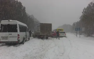 Большая Ялта утонула в сугробах — трасса стоит (фото)