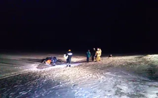 Авто с пятью людьми провалилось под лёд на водохранилище (фото)