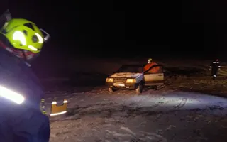 Авто с пятью людьми провалилось под лёд на водохранилище (фото)